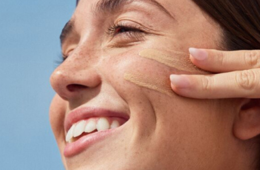 How to reapply sunscreen over makeup (without ruining it)